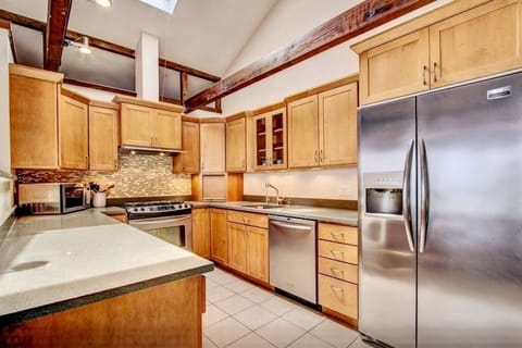 Large kitchen overlooking the ocean.  Beautiful view of the ocean right from the kitchen.  Amazing views of sunrise when cooking for preparing food or drinks.