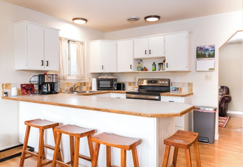 Front entry into kitchen and eating area. All new appliances recently installed.