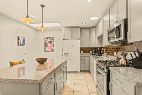 Full kitchen, granite countertops, beautiful light