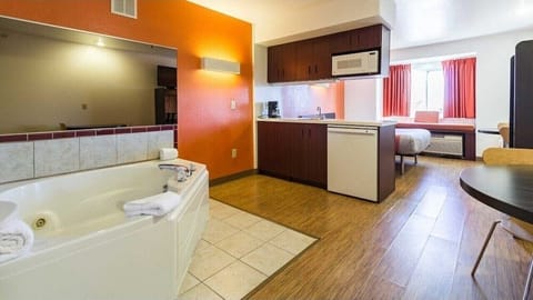 Deluxe Suite, 1 Queen Bed, Non Smoking, Hot Tub | In-room safe, laptop workspace, blackout drapes, free WiFi