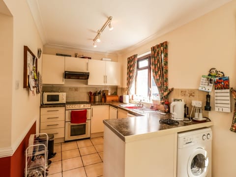 Cottage | Private kitchen | Fridge, dishwasher, electric kettle, toaster