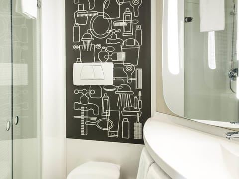 Premium bedding, desk, blackout drapes, soundproofing