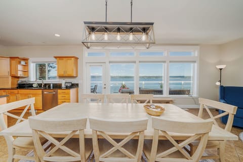 8 person dining table to seat everyone. (Expands to 12 person table with leaves)