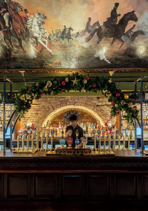 Serves breakfast, lunch, and dinner