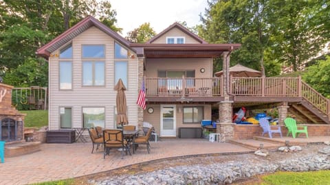 Lakeside luxury on Keuka Lake with space for 12 guests to unwind.