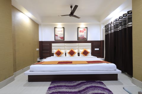 Deluxe Room | Hypo-allergenic bedding, individually furnished, desk, free WiFi