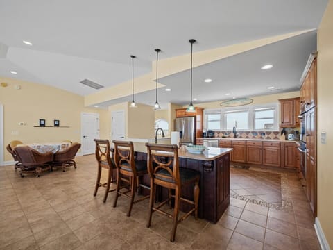 Kitchen - Extra Bar Seating for 3