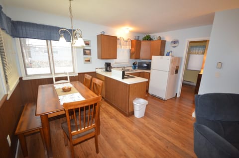 Kitchen with seating for 6 - Kitchen with seating for 6