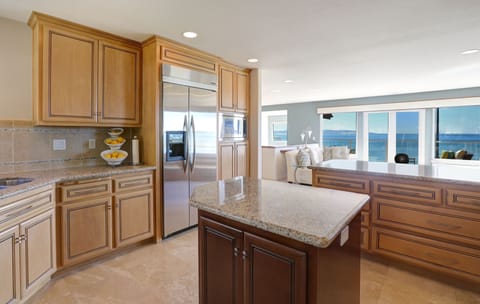 From the kitchen area also enjoy big ocean views.