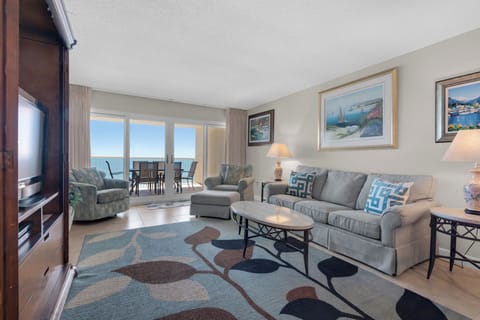 Living Area w/Beachfront View
