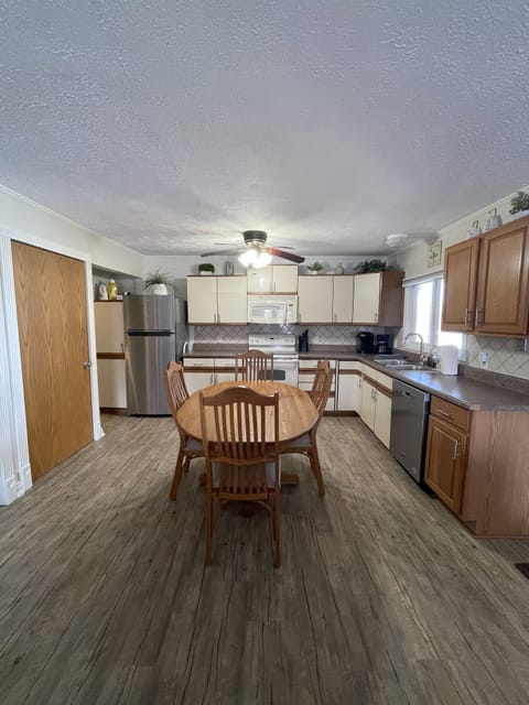 Full kitchen has everything you need!