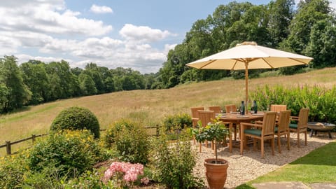Garden and dining area, Court Cottage, Bolthole Retreats