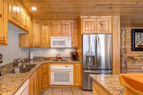 Lots of space for dining and preparing