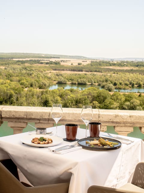 2 restaurants, breakfast, lunch, dinner served; French cuisine