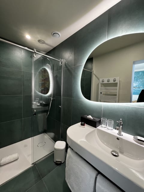 Standard Room, Seine | Bathroom | Eco-friendly toiletries, hair dryer, bathrobes, towels