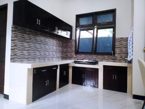 Family House | Private kitchen | Stovetop, cookware/dishes/utensils, dining table