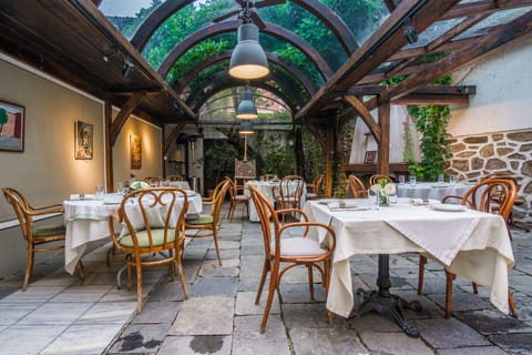 2 restaurants, breakfast served