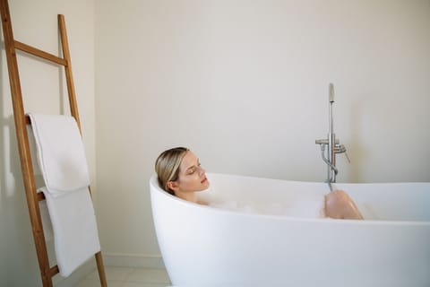 Deluxe Sea View Suite | Bathroom | Eco-friendly toiletries, hair dryer, towels, soap