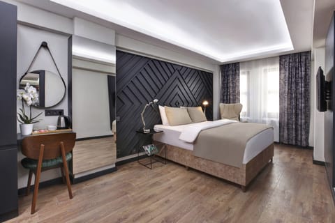 Luxury Room | Minibar, in-room safe, desk, laptop workspace