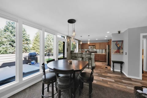 dining table expands to round with leaves