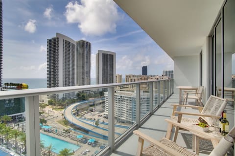 Hollywood Vacation Rental | 2BR | 2BA | 1,315 Sq Ft | Condo | Step-Free Access