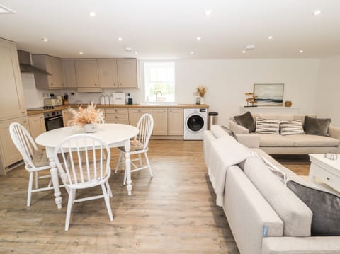 Cottage | Private kitchen | Fridge, dishwasher, cookware/dishes/utensils