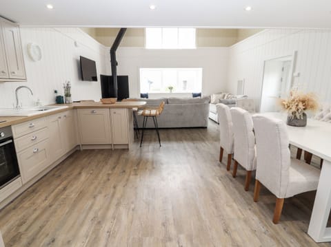 Cottage | Private kitchen | Fridge, dishwasher, electric kettle, cookware/dishes/utensils