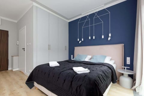 Studio with a double bed and wardrobe.