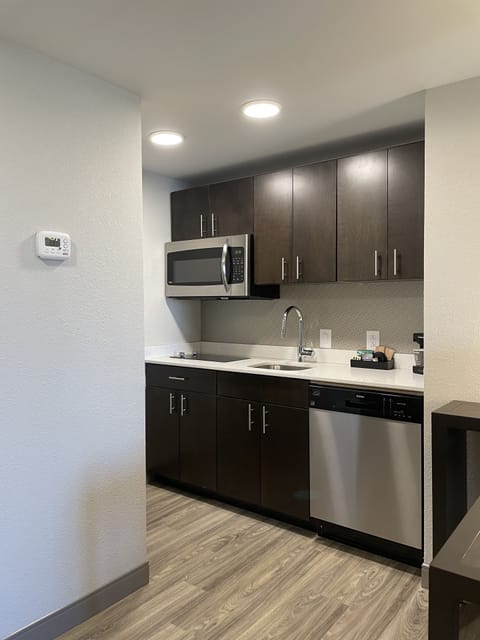 Full-size fridge, microwave, stovetop, dishwasher