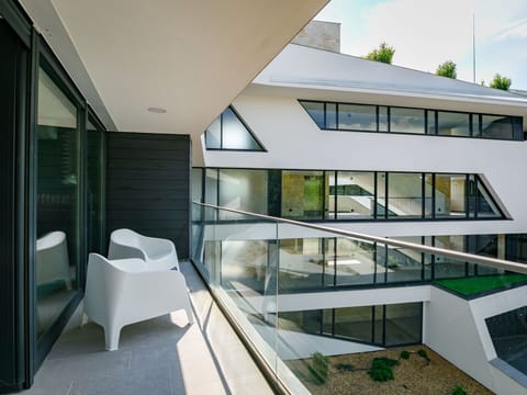 Building, Window, Condominium, Shade, Comfort, Cloud, Real Estate, Urban Design, Flooring, Facade