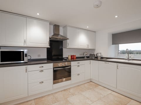 Cottage | Private kitchen | Fridge, dishwasher, electric kettle, toaster