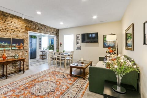 New York Living Room with two twin daybeds with trundles (4 twins)