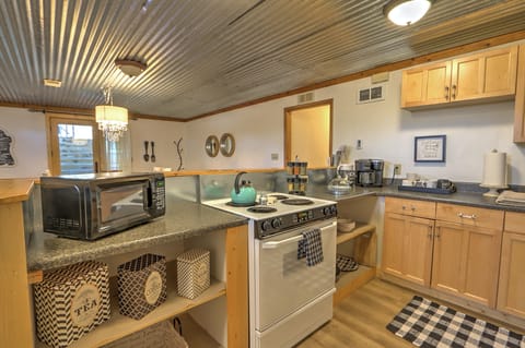 Microwave, spices and COFFEE BAR!!