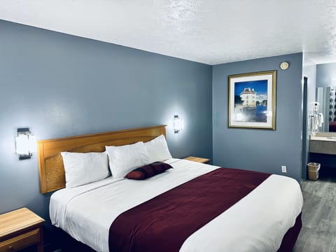 Room, 1 King Bed | Desk, iron/ironing board, free WiFi, bed sheets