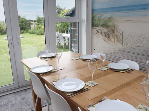 Cottage | Private kitchen | Fridge, microwave, dishwasher, cookware/dishes/utensils