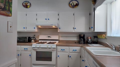 Toaster/broiler,  gas range/stove, full drip coffee/pod brewer