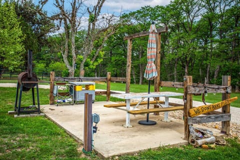 Show off your BBQ skills on the charcoal grill, and enjoy a fresh-air picnic at the umbrella-shaded tables!