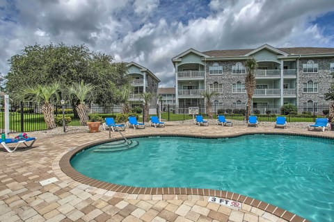 Myrtle Beach Vacation Rental | 2BR | 2BA | 3rd-Floor Condo | 992 Sq Ft