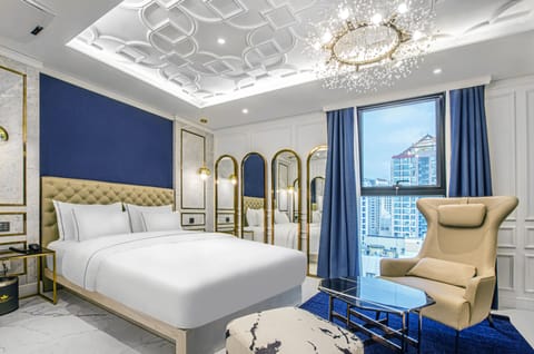 Signature Suite (No Parking) | Down comforters, individually decorated, laptop workspace, soundproofing