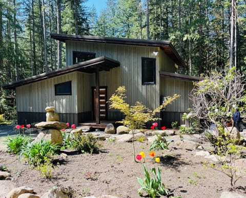 Black Diamond Inn – Glacier WA – Mount Baker, welcomes you within towering firs
