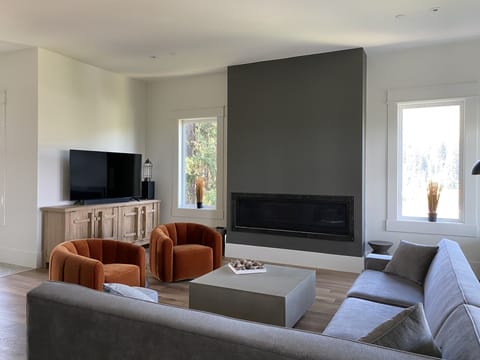 4kings Lodge is a High-End, Modern House - Walking Distance to the Village!