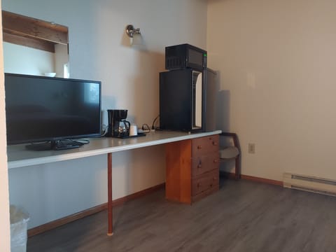 Standard Room, 1 Queen Bed | Living area | 32-inch TV with satellite channels