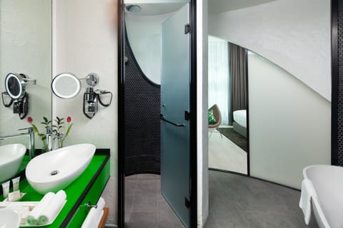 Sky Garden Suite | Bathroom | Hair dryer, bathrobes, slippers, bidet
