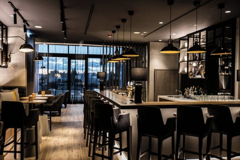 2 restaurants; breakfast, lunch, and dinner served