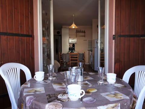 Table, Tableware, Furniture, Property, Chair, Dishware, Building, Tablecloth, Interior Design, Kitchen & Dining Room Table