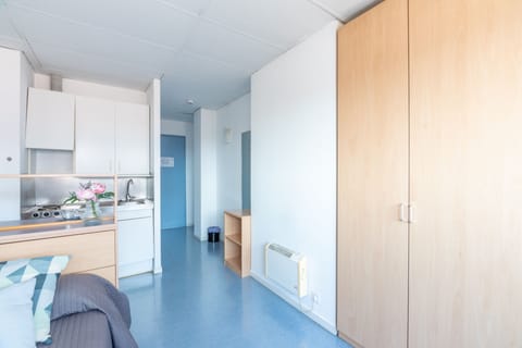 Basic Room, 2 Twin Beds | Desk, laptop workspace, free WiFi, bed sheets