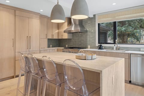 1.02-telluride-seven-summits-kitchen3