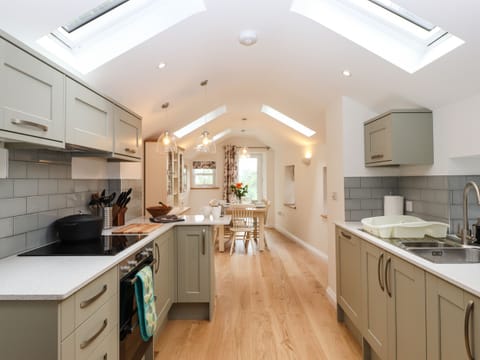 Cottage | Private kitchen | Fridge, microwave, dishwasher, electric kettle