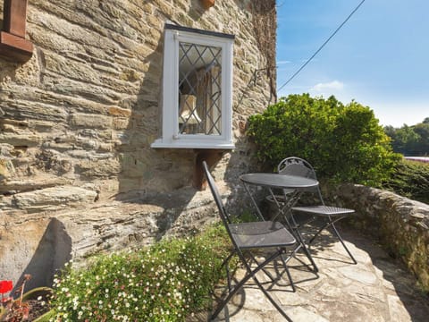 Quaint sitting out area | Cobbles, Salcombe
