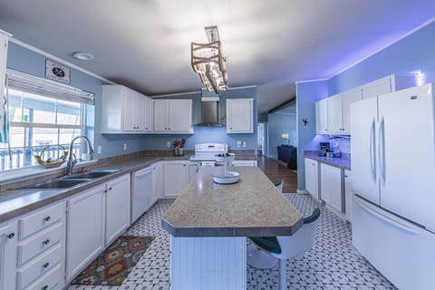 Kitchen island and full use of this refrigerator